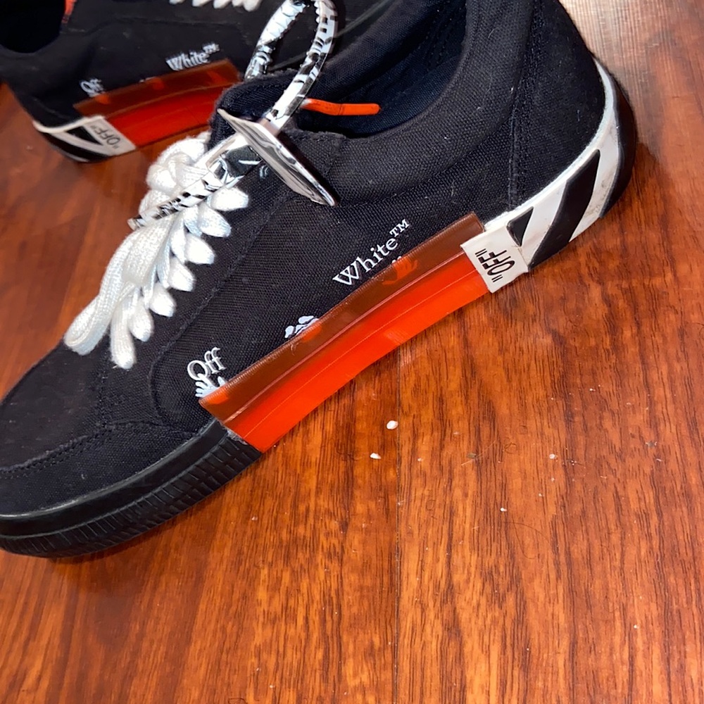 These are off whites Low vulcanized canvas sneakers Size 9 in men's.worn 4x